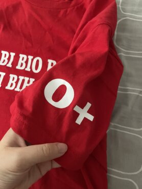 Majice maturanata Srednje medicinske škole u Subotici Direktorka subotičke Srednje medicinske škole: Majice maturanata pogrešno protumačene, fotografija razredne s nožem u ruci nastala na proslavi rođendana 6