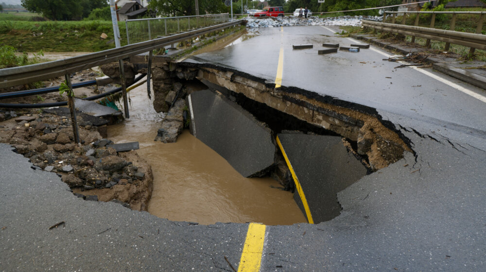 Vanredna situacija u 51 opštini i gradu u Srbiji: Izlile se Lepenica i Bjelica, oštećen most na Ibarskoj magistrali kod Kraljeva (VIDEO) 1