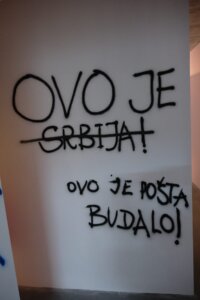 “Ovo je Srbija! Ovo je pošta budalo!‘ - jedan od fragmenta sa izložbe “Lavirint 90-tih" i sagledavanje traumatične decenije iz više uglova 2