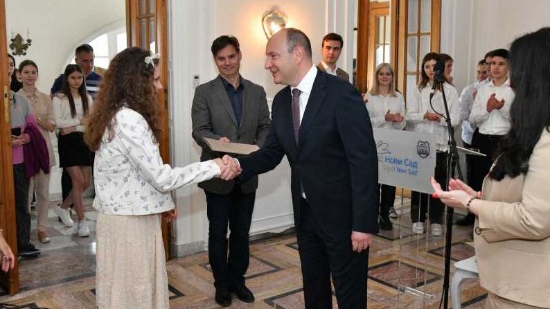 Novi Sad: Dodeljene Vidovdanske nagrade najboljim učenicima na Petrovaradinskoj tvrđavi 2