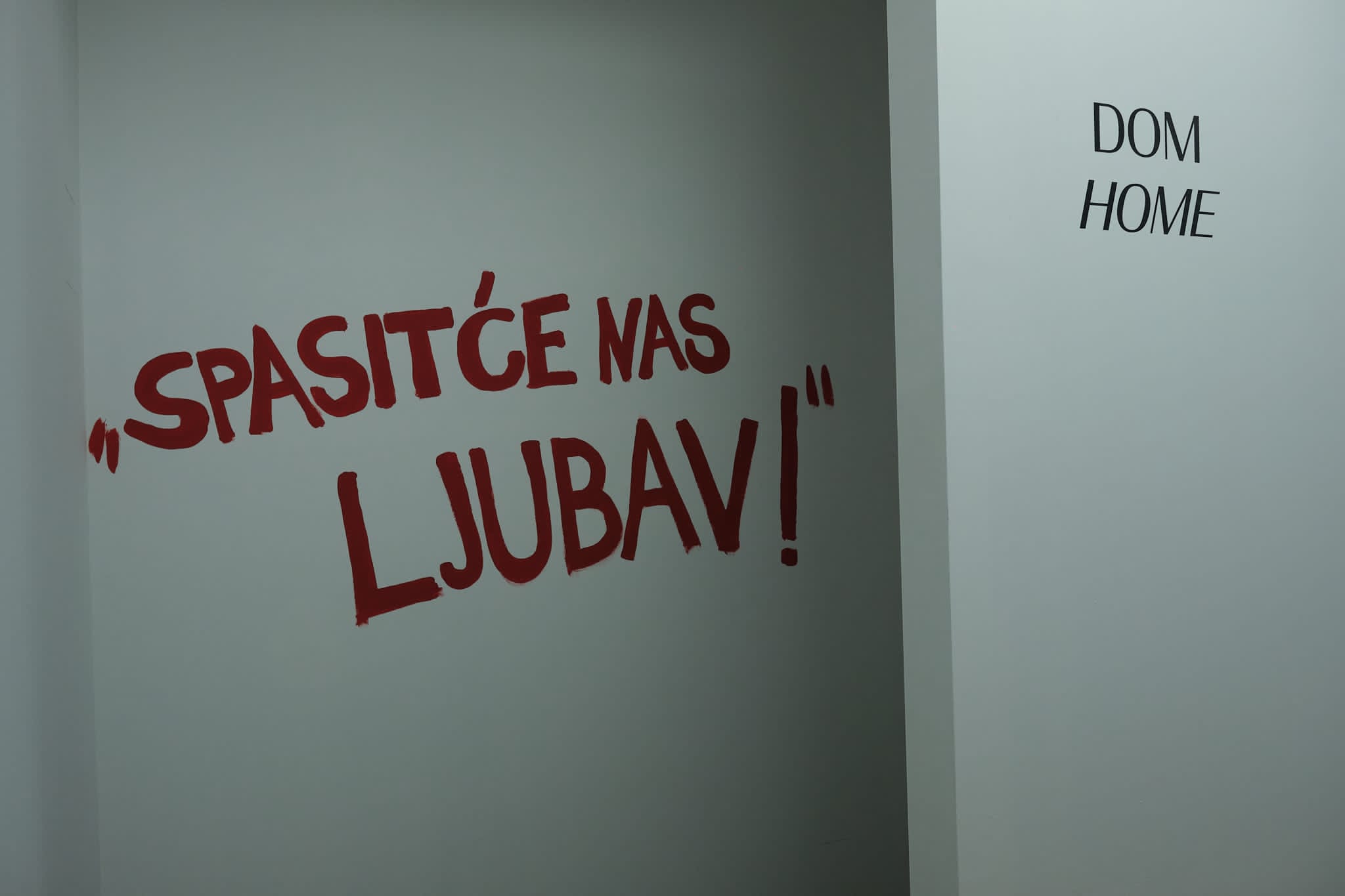 “Ovo je Srbija! Ovo je pošta budalo!‘ - jedan od fragmenta sa izložbe “Lavirint 90-tih" i sagledavanje traumatične decenije iz više uglova 4