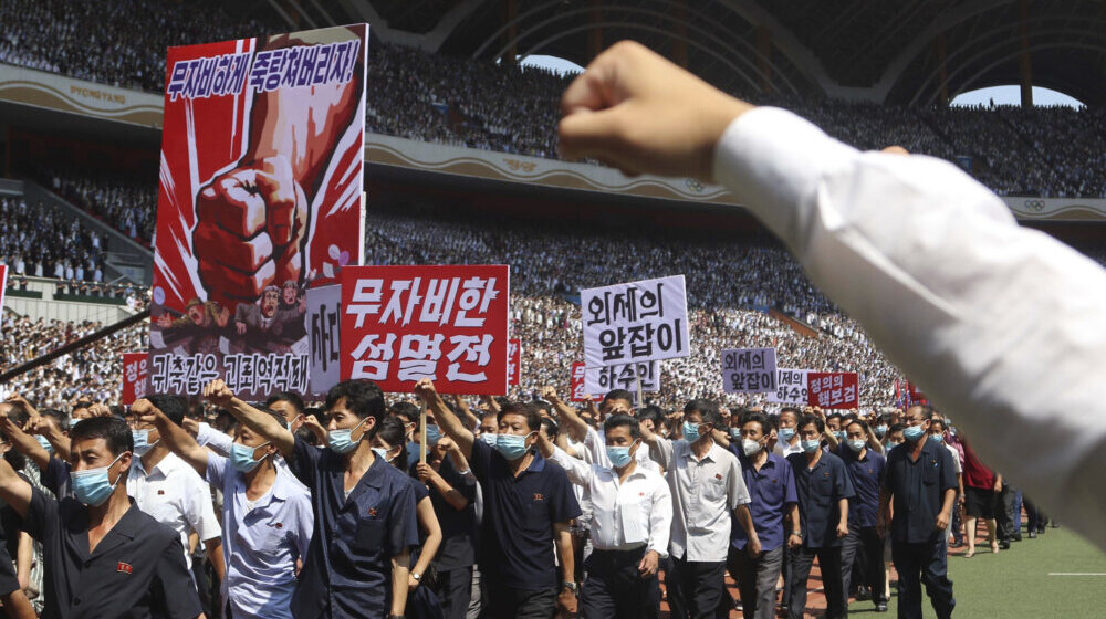 Desetine hiljada ljudi na antiameričkim protestima u Pjongjangu 1