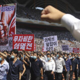 Desetine hiljada ljudi na antiameričkim protestima u Pjongjangu 1