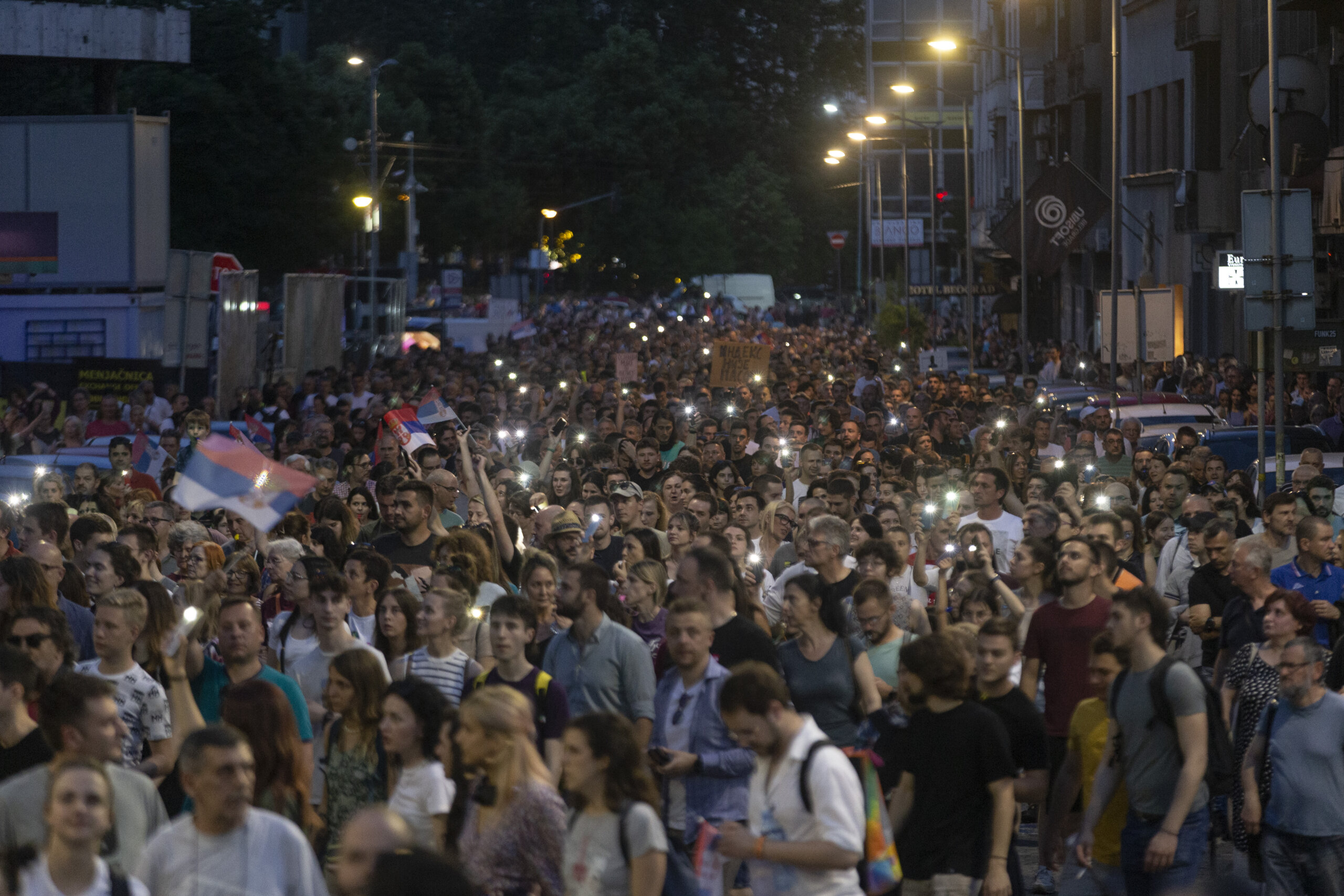 "Prsten" oko Vlade i zatvorska odela: Slike koje su obeležile šesti protest „Srbija protiv nasilja“ (FOTO) 14 "Prsten" oko Vlade i zatvorska odela: Slike koje su obeležile šesti protest „Srbija protiv nasilja“ (FOTO) 14