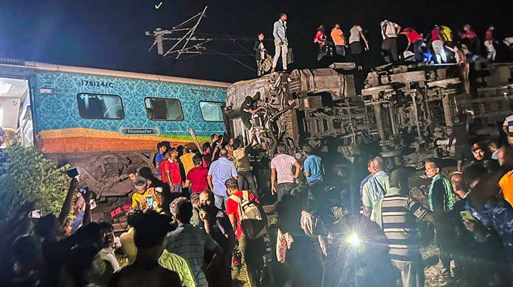 Dva putnička voza iskočila iz šina u Indiji, više od 50 mrtvih 1