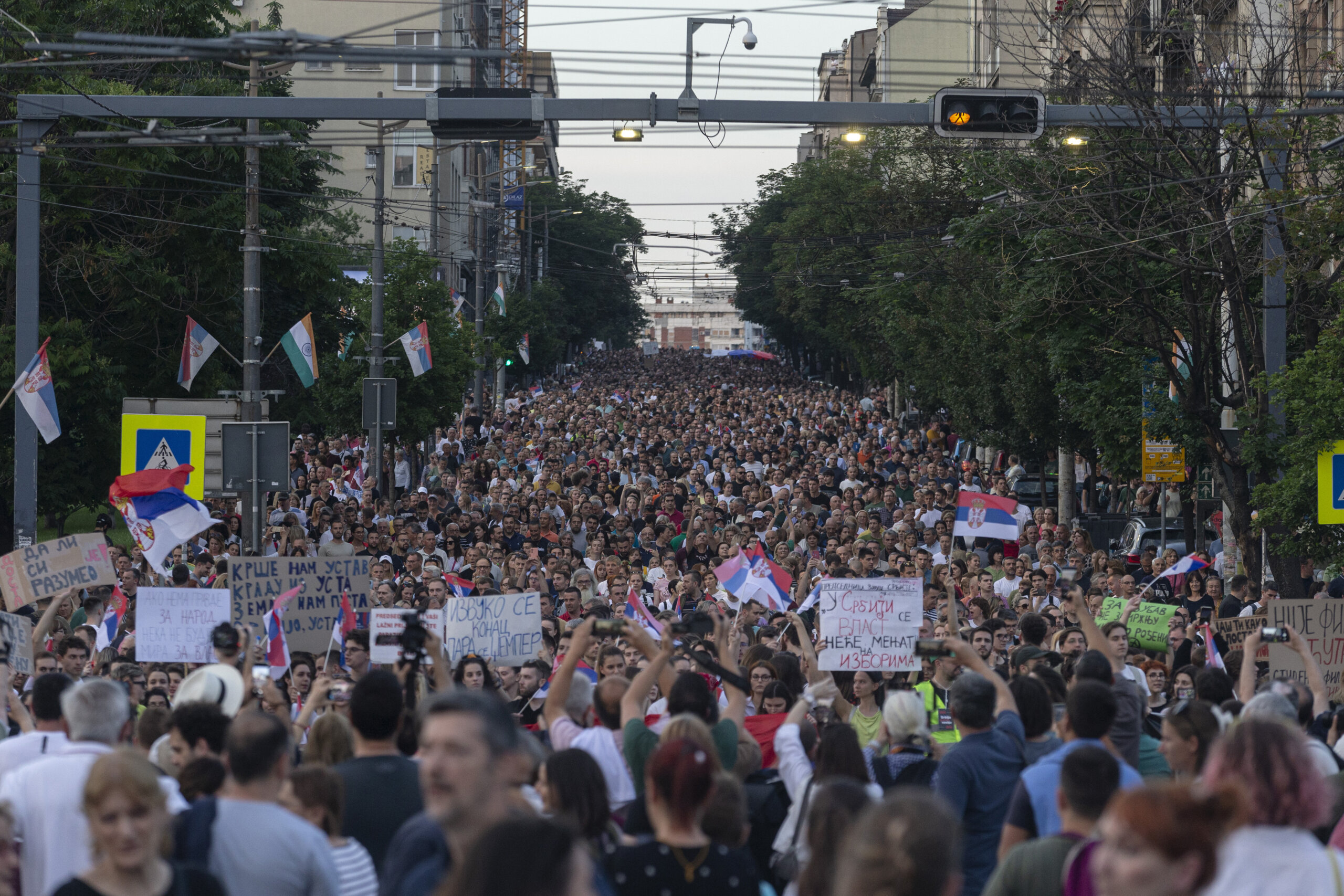 "Prsten" oko Vlade i zatvorska odela: Slike koje su obeležile šesti protest „Srbija protiv nasilja“ (FOTO) 2