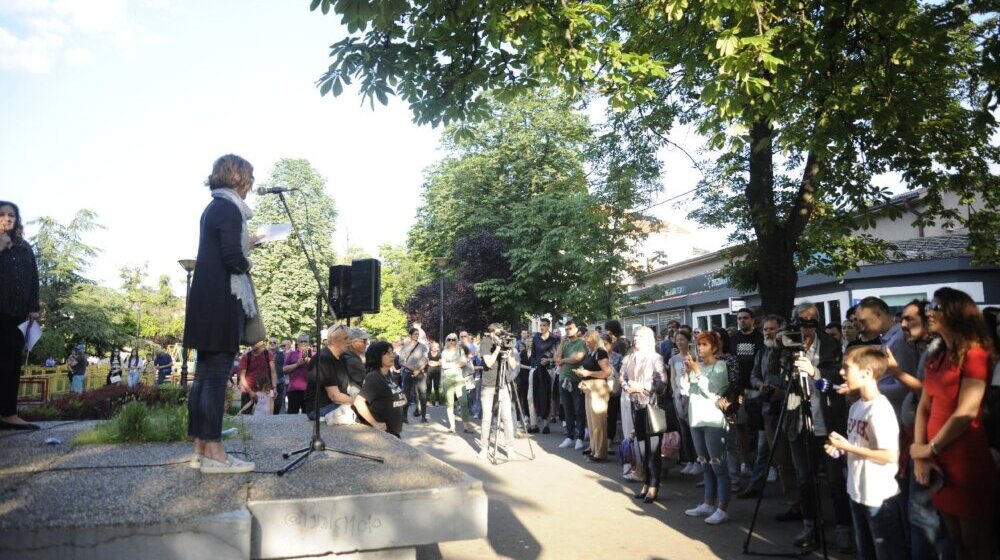 Profesori i zaposleni u Šestoj beogradskoj gimnaziji iskazali nezadovoljstvo radom direktora 1