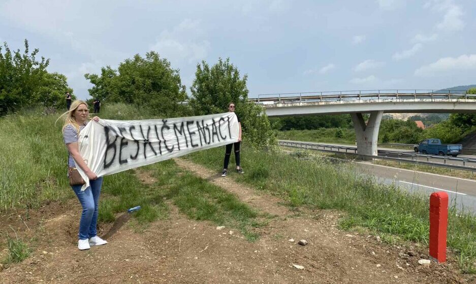 Nisu „tastatura ratnice” već žene od akcije: Ko su aktivistkinje iz Kragujevca koje dočekuju predsednika prigodnim performansima i natpisima 1