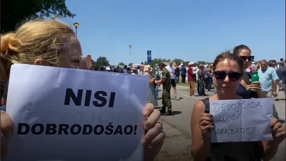 Nisu „tastatura ratnice” već žene od akcije: Ko su aktivistkinje iz Kragujevca koje dočekuju predsednika prigodnim performansima i natpisima 2