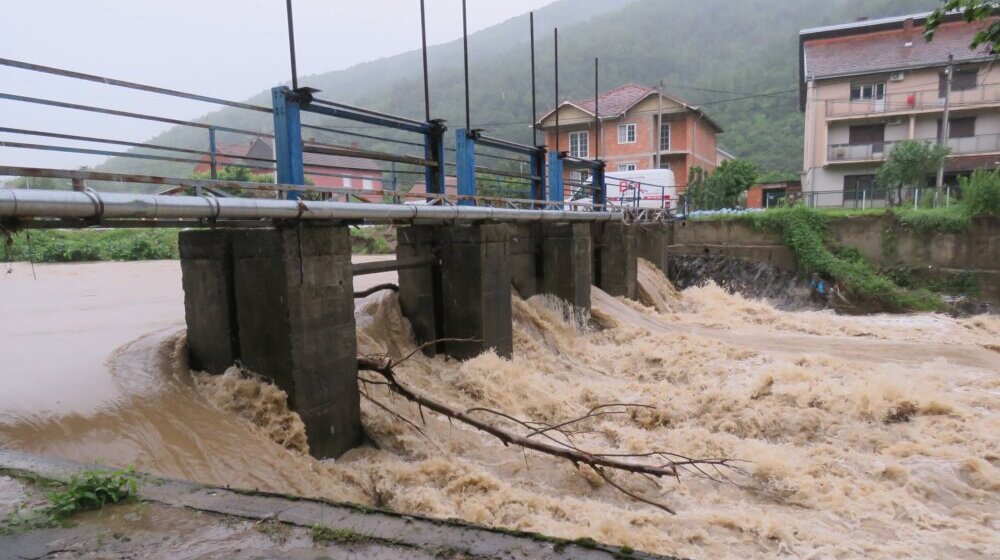 Uzdajmo se u sunce, u vlast ne možemo: Zašto umesto u sistem zaštite, država ulaže u naoružanje, stadione i razne "Beograde na vodi" 1