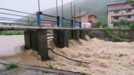 Vanredna situacija u 51 opštini i gradu u Srbiji: Izlile se Lepenica i Bjelica, oštećen most na Ibarskoj magistrali kod Kraljeva (VIDEO) 6
