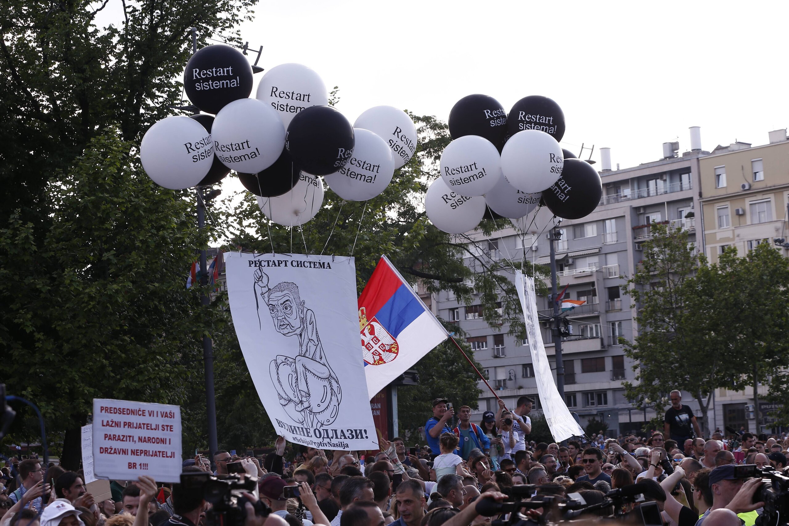 "Prsten" oko Vlade i zatvorska odela: Slike koje su obeležile šesti protest „Srbija protiv nasilja“ (FOTO) 5