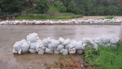 Vanredna situacija u 51 opštini i gradu u Srbiji: Izlile se Lepenica i Bjelica, oštećen most na Ibarskoj magistrali kod Kraljeva (VIDEO) 7