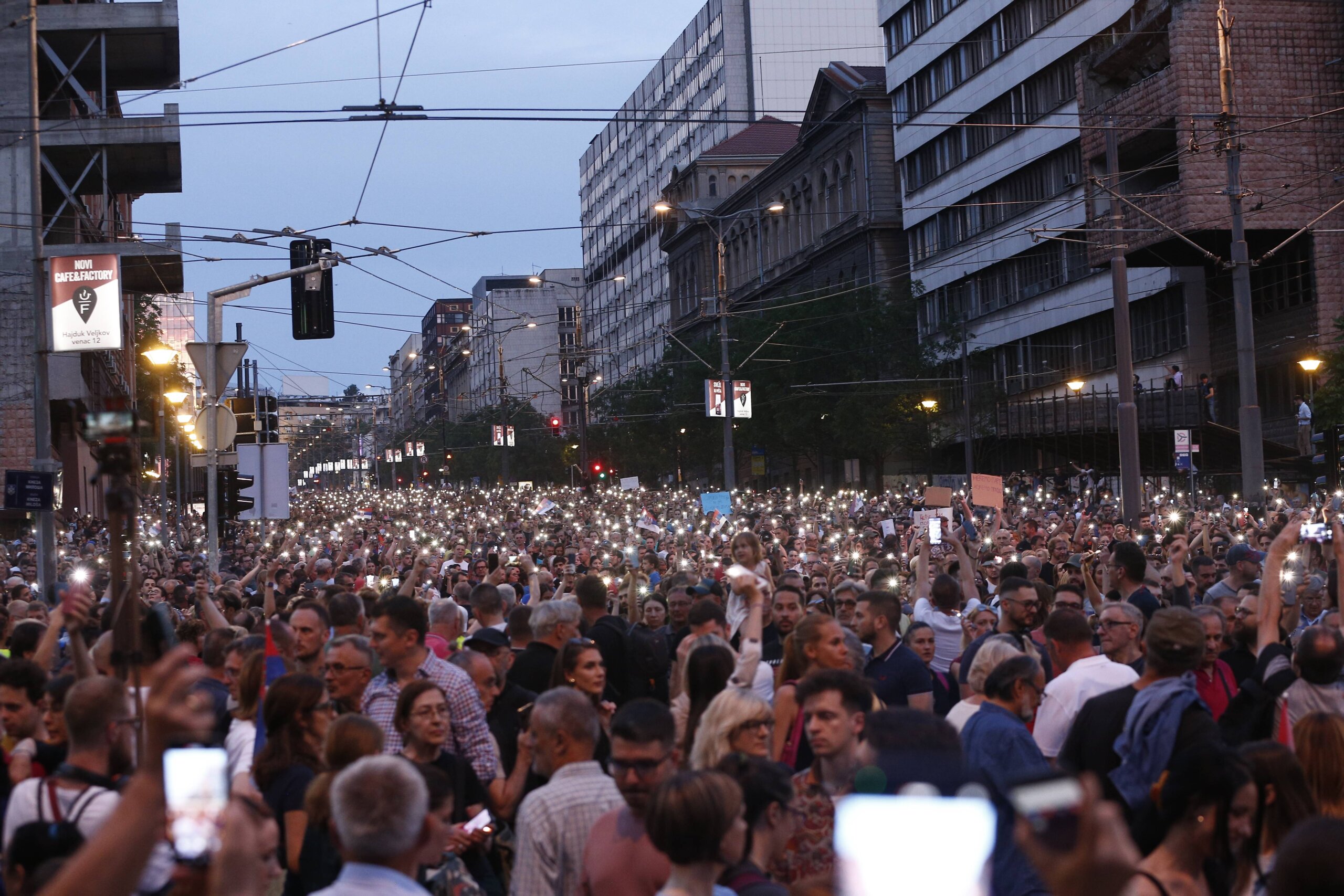 "Prsten" oko Vlade i zatvorska odela: Slike koje su obeležile šesti protest „Srbija protiv nasilja“ (FOTO) 16 "Prsten" oko Vlade i zatvorska odela: Slike koje su obeležile šesti protest „Srbija protiv nasilja“ (FOTO) 16