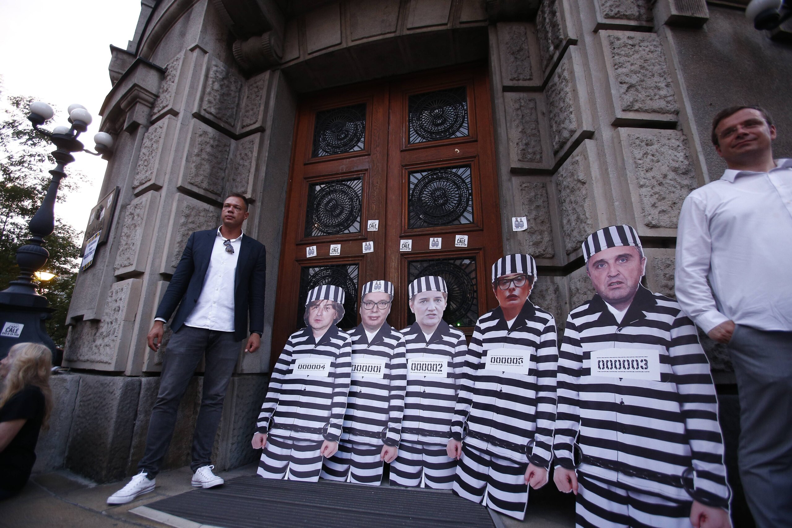 "Prsten" oko Vlade i zatvorska odela: Slike koje su obeležile šesti protest „Srbija protiv nasilja“ (FOTO) 4 "Prsten" oko Vlade i zatvorska odela: Slike koje su obeležile šesti protest „Srbija protiv nasilja“ (FOTO) 4