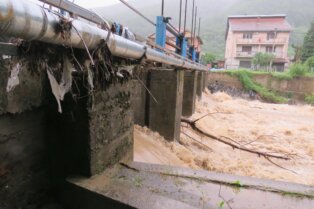 Vanredna situacija u 51 opštini i gradu u Srbiji: Izlile se Lepenica i Bjelica, oštećen most na Ibarskoj magistrali kod Kraljeva (VIDEO) 2