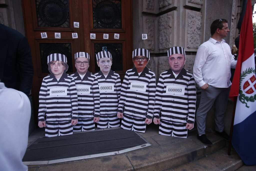 Na protestu "Srbija protiv nasilja": Vučić, Brnabić, Mitrović, Vučićević, Zekić u zatvorskim odelima (FOTO) 2 Na protestu "Srbija protiv nasilja": Vučić, Brnabić, Mitrović, Vučićević, Zekić u zatvorskim odelima (FOTO) 2