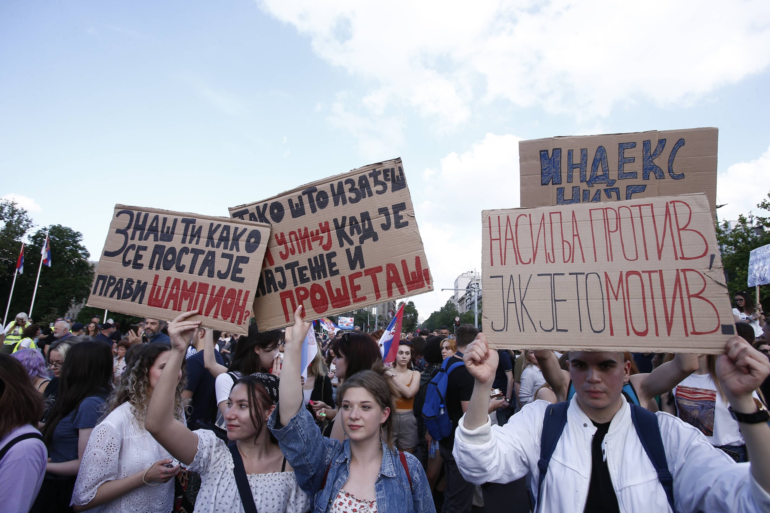 "Prsten" oko Vlade i zatvorska odela: Slike koje su obeležile šesti protest „Srbija protiv nasilja“ (FOTO) 15 "Prsten" oko Vlade i zatvorska odela: Slike koje su obeležile šesti protest „Srbija protiv nasilja“ (FOTO) 15
