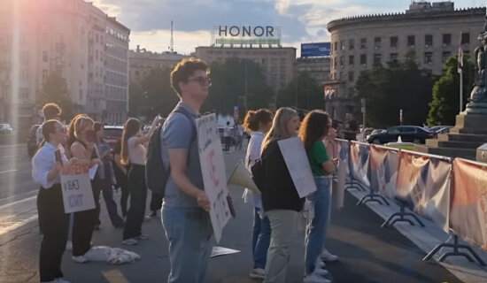 Studenti izviždali Martinovića ispred Skupštine (VIDEO) 7