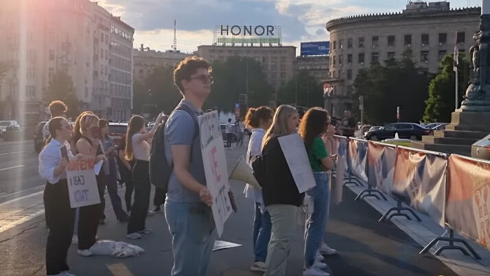 Studenti izviždali Martinovića ispred Skupštine (VIDEO) 1