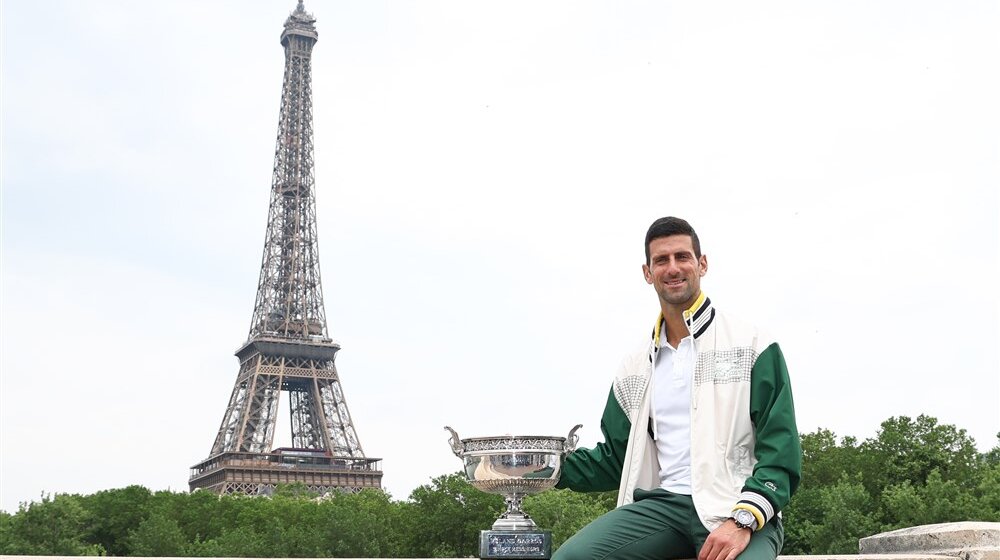 Ponosan sam što sam ispisao istoriju tenisa: Novak Đoković pozirao sa trofejem pobednika Rolan Garosa kod Ajfelovog tornja 1