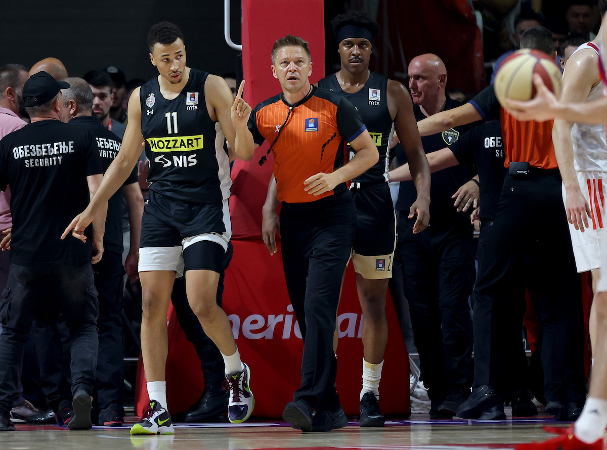 (VIDEO, FOTO) Utakmica finala ABA lige između Zvezde i Partizana počela sa pola sata zakašnjenja, incidenti publike se nastavljaju, nervoza i čarke i na parketu 2 (VIDEO, FOTO) Utakmica finala ABA lige između Zvezde i Partizana počela sa pola sata zakašnjenja, incidenti publike se nastavljaju, nervoza i čarke i na parketu 2