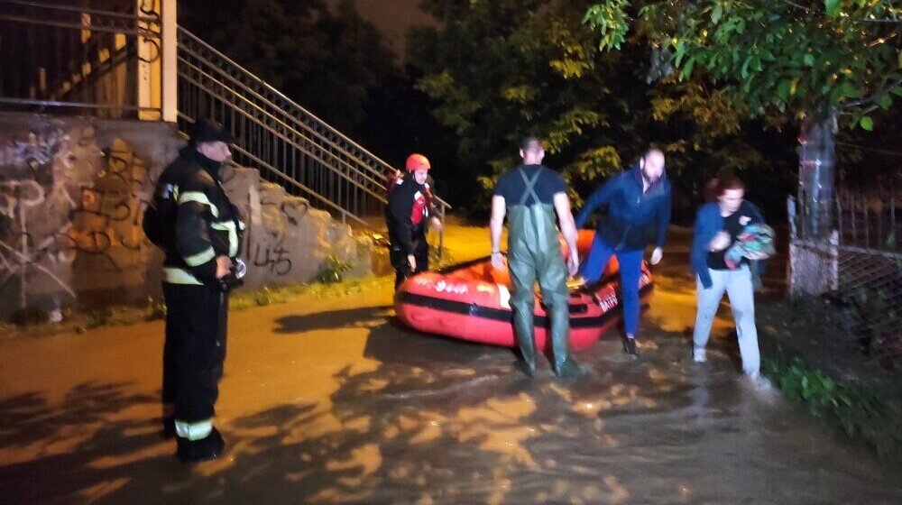 U Kragujevcu i Topoli čamcima evakuisano 28 ljudi, u Aranđelovcu vanredno stanje 1