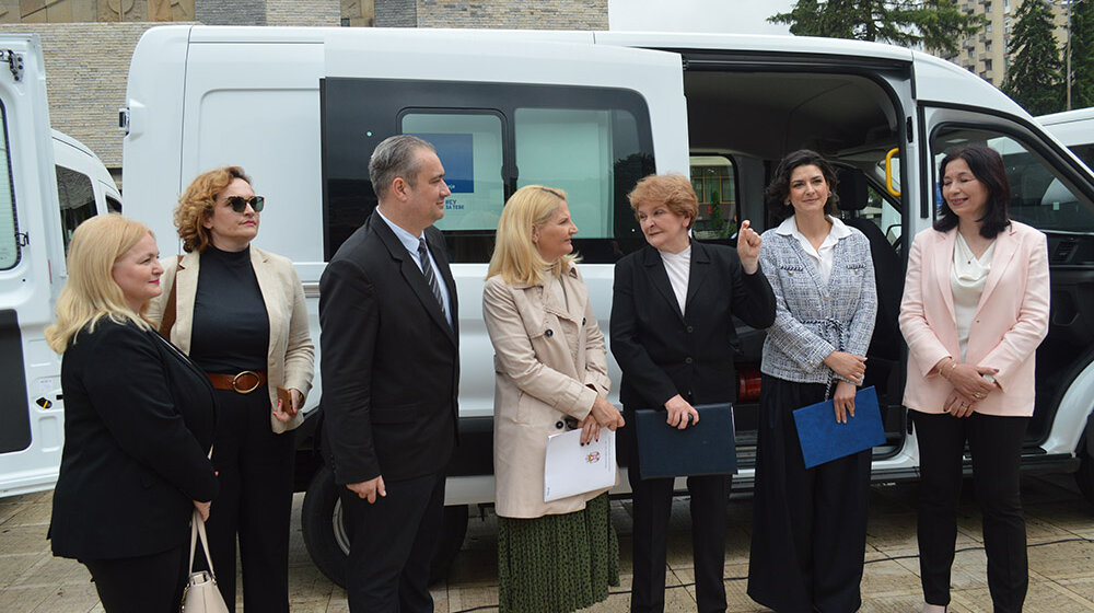 Na svečanosti u Užicu, predstavnici Vlade Srbije i EU predali vozila za transfuziološke službe u zemlji 1