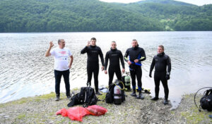 Iz jezera Vrutci kod Užica izvađeno sto kilograma otpada 2