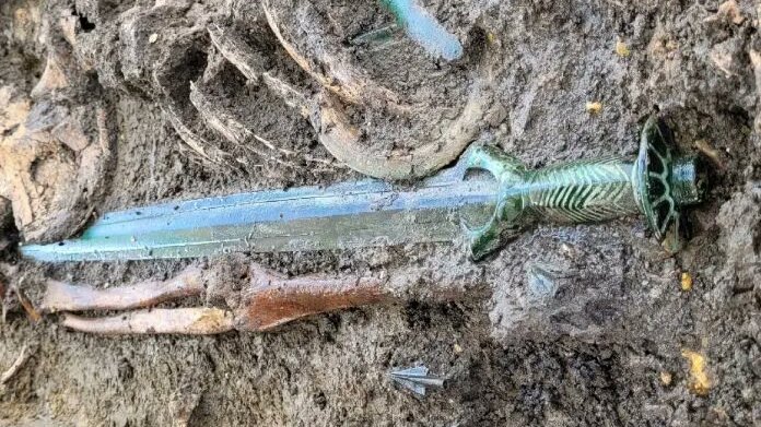 Arheolozi pronašli mač star 3.000 godina tako dobro očuvan da i dalje blista 1