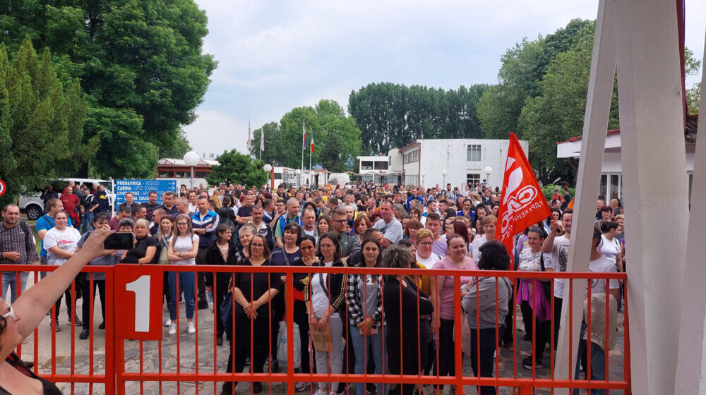 Radnici fabrike obuće Falk Ist u Knjaževcu zavrili štrajk za danas, nastavljaju u ponedeljak 1