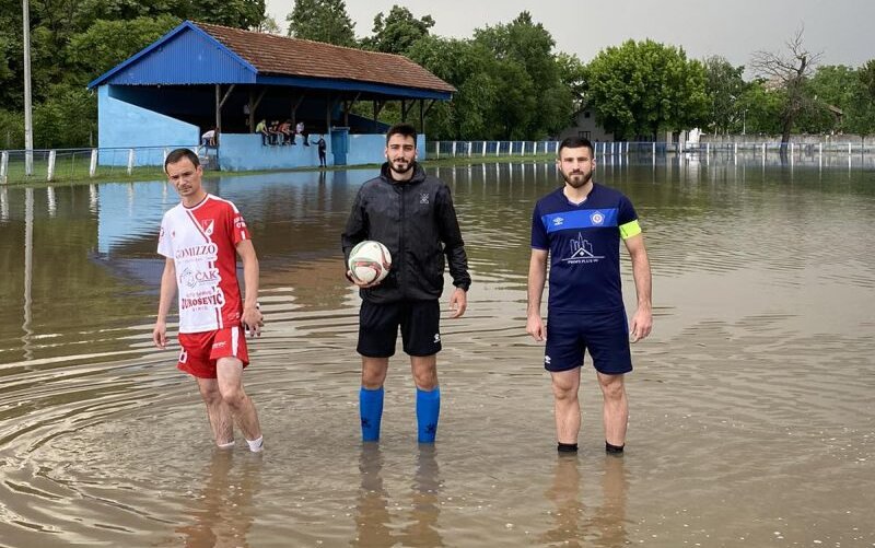 (FOTO) Novosadska prigradska mesta muku muče sa kišom i nadošlom vodom: U Kisaču oranice pretvorene u jezera, podrumi i dalje potopljeni 3 (FOTO) Novosadska prigradska mesta muku muče sa kišom i nadošlom vodom: U Kisaču oranice pretvorene u jezera, podrumi i dalje potopljeni 3