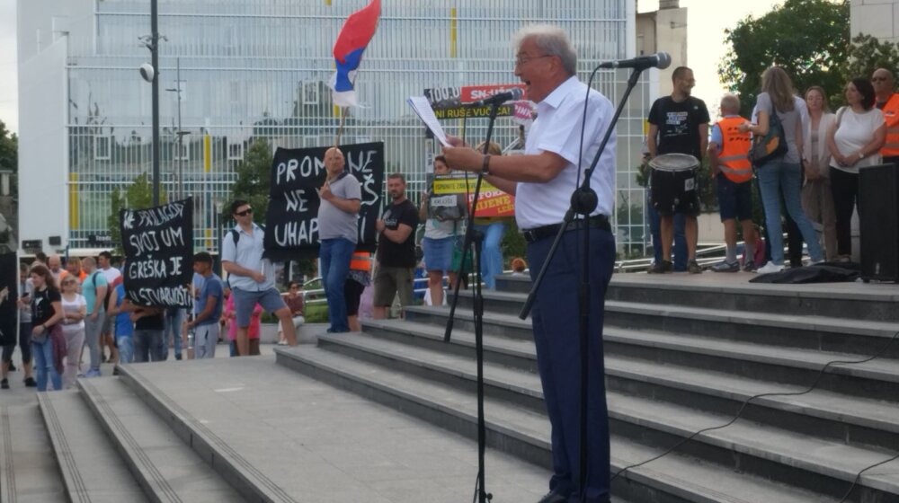 Profesor Čedomir Čupić na protestu "Srbija protiv nasilja" u NS: Nema izbora sa trovačnicama Pinkom i Hepijem, od svih zateva Vučića taj najviše boli 1