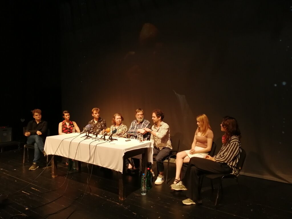 “Predstava valja onoliko koliko ukazuje da je društvo na ivici nervnog sloma”: Premijera reditelja Zlatka Pakovića zatvara sezonu u subotičkom Pozorištu “Kostolanji Deže” 2 “Predstava valja onoliko koliko ukazuje da je društvo na ivici nervnog sloma”: Premijera reditelja Zlatka Pakovića zatvara sezonu u subotičkom Pozorištu “Kostolanji Deže” 2