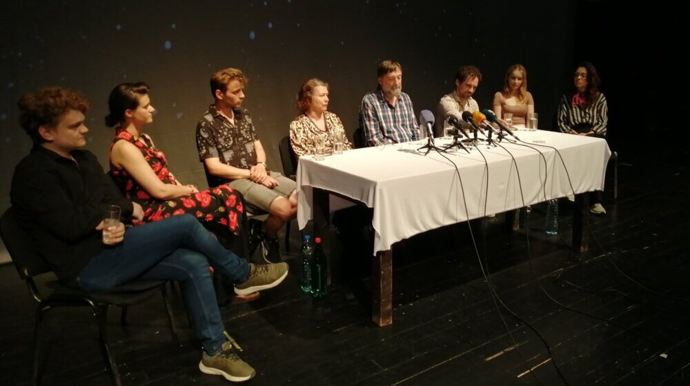 “Predstava valja onoliko koliko ukazuje da je društvo na ivici nervnog sloma”: Premijera reditelja Zlatka Pakovića zatvara sezonu u subotičkom Pozorištu “Kostolanji Deže” 1