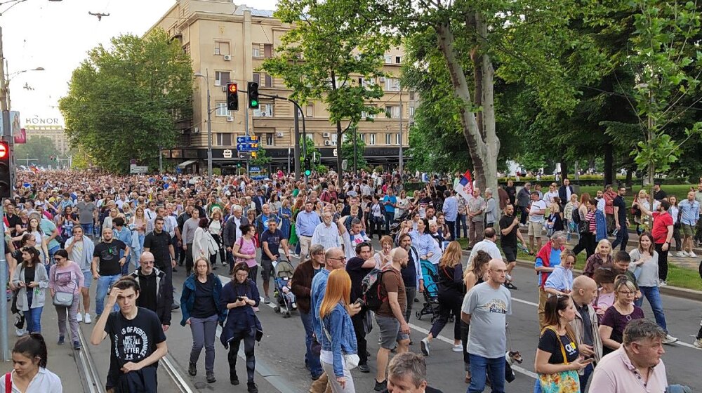 Incidenti tokom protesta "Srbija protiv nasilja", Manojlović: Nasilnici šutirali mladića (VIDEO) 1