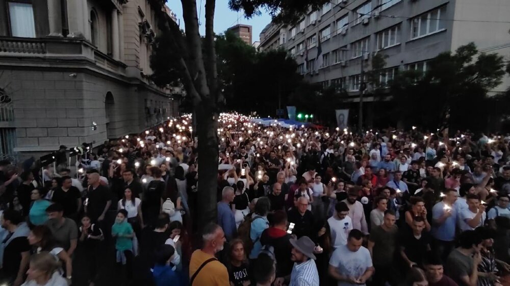 Centar Beograda osvetljen baterijama sa mobilnih telefona na protestu Srbija protiv nasilja 1
