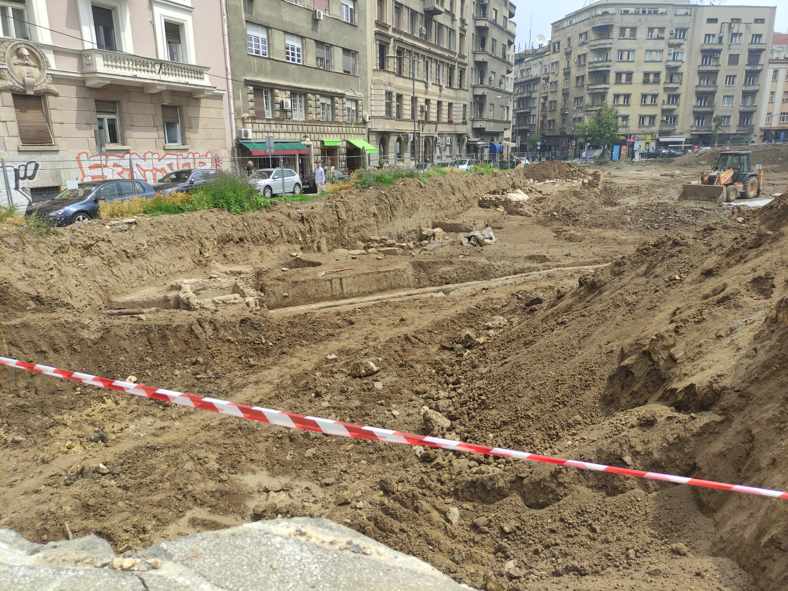 (FOTO) Šta je sve pronađeno u iskopinama kod Doma Narodne skupštine, na lokaciji gde se gradi nova garaža? 6 (FOTO) Šta je sve pronađeno u iskopinama kod Doma Narodne skupštine, na lokaciji gde se gradi nova garaža? 6