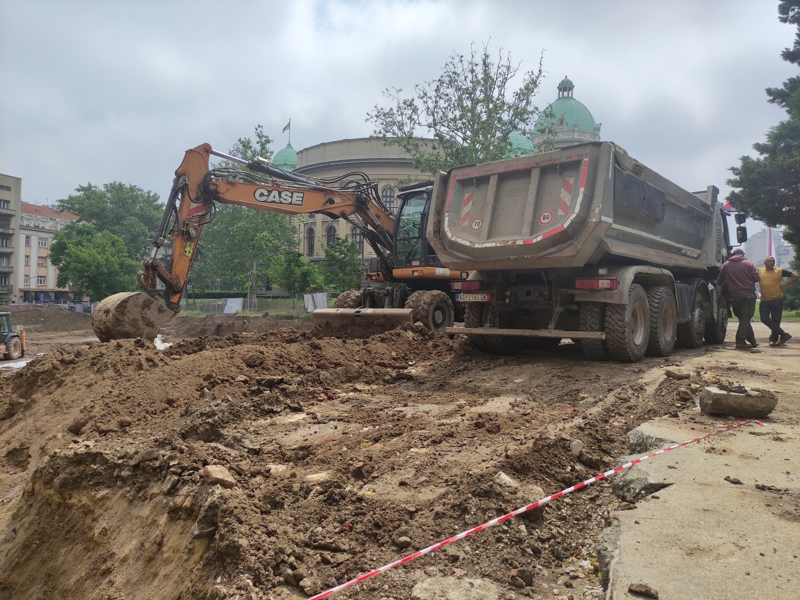 (FOTO) Šta je sve pronađeno u iskopinama kod Doma Narodne skupštine, na lokaciji gde se gradi nova garaža? 5 (FOTO) Šta je sve pronađeno u iskopinama kod Doma Narodne skupštine, na lokaciji gde se gradi nova garaža? 5