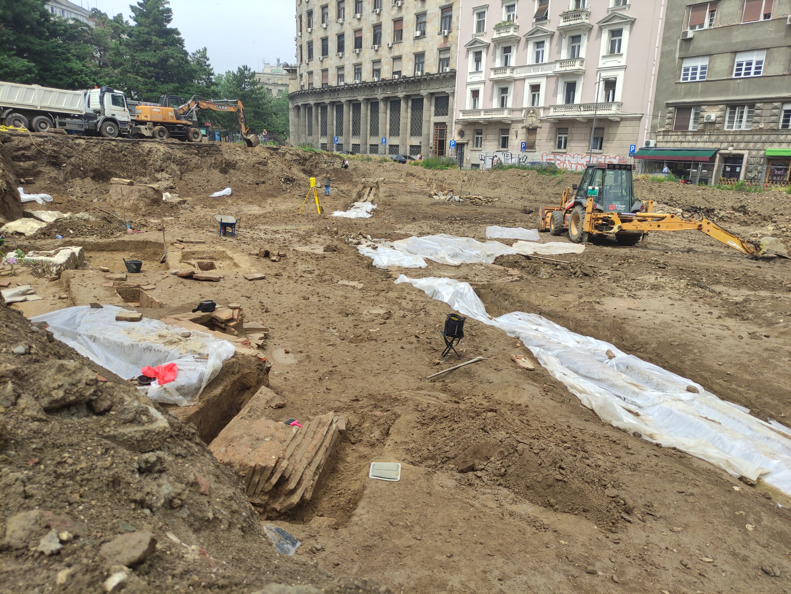 (FOTO) Šta je sve pronađeno u iskopinama kod Doma Narodne skupštine, na lokaciji gde se gradi nova garaža? 4 (FOTO) Šta je sve pronađeno u iskopinama kod Doma Narodne skupštine, na lokaciji gde se gradi nova garaža? 4