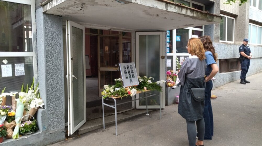 Četrdeset dana od tragedije u "Ribnikaru": Građani u tišini odaju počast paljenjem sveća (FOTO) 1