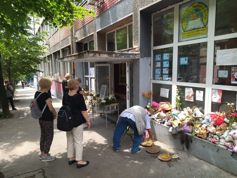 Školski odbor u OŠ "Vladislav Ribnikar" ponovo podelio roditelje Zašto roditelji stradale dece u "Ribnikaru" nisu izabrani u Školski odbor te obrazovne ustanove? 2