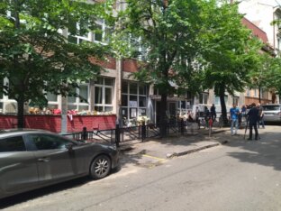 Četrdeset dana od tragedije u "Ribnikaru": Građani u tišini odaju počast paljenjem sveća (FOTO) 6