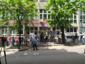 Četrdeset dana od tragedije u "Ribnikaru": Građani u tišini odaju počast paljenjem sveća (FOTO) 5