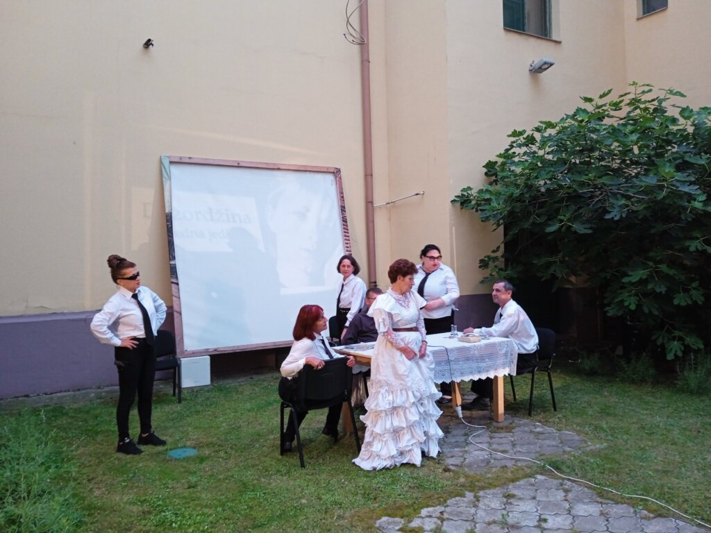 "Niko od njih u životu nije glumio, nije ni sanjao o tome": Slepi i slabovidi Subotice zablistali u predstavi "Radovanka Treća" 3