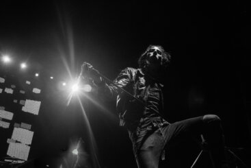 Izlozba KG rock momenti Dom omladine kragujevac 02 "Zapakovani" trenuci i emocije na rok fotografijama Ivana Stojanovića: Izložba u Domu omladine Kragujevac 2