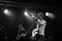 Izlozba KG rock momenti Dom omladine kragujevac 06 "Zapakovani" trenuci i emocije na rok fotografijama Ivana Stojanovića: Izložba u Domu omladine Kragujevac 6