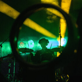 Izlozba KG rock momenti Dom omladine kragujevac 07 "Zapakovani" trenuci i emocije na rok fotografijama Ivana Stojanovića: Izložba u Domu omladine Kragujevac 7