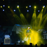 Izlozba KG rock momenti Dom omladine kragujevac 08 "Zapakovani" trenuci i emocije na rok fotografijama Ivana Stojanovića: Izložba u Domu omladine Kragujevac 8