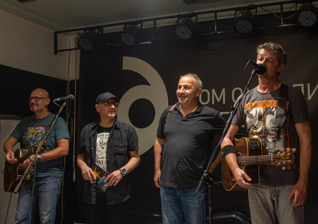 "Zapakovani" trenuci i emocije na rok fotografijama Ivana Stojanovića: Izložba u Domu omladine Kragujevac 2 "Zapakovani" trenuci i emocije na rok fotografijama Ivana Stojanovića: Izložba u Domu omladine Kragujevac 11